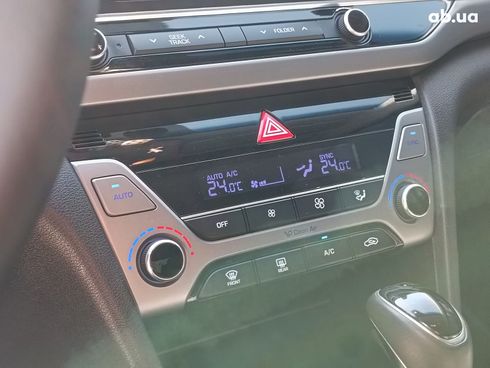 Hyundai Elantra 2017 синий - фото 18