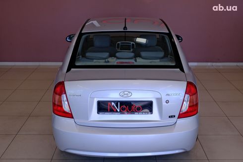 Hyundai Accent 2008 серебристый - фото 6
