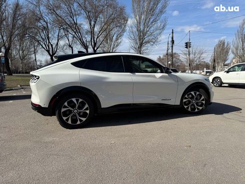 Ford Mustang Mach-E 2021 белый - фото 12
