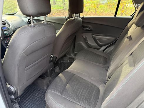 Chevrolet Tracker 2013 белый - фото 35