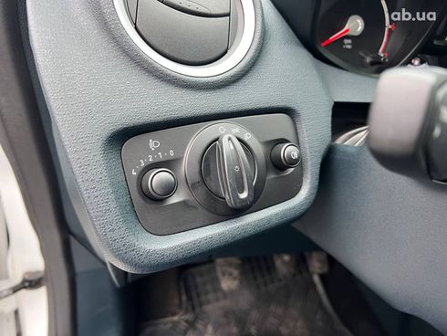 Ford Fiesta 2012 белый - фото 21