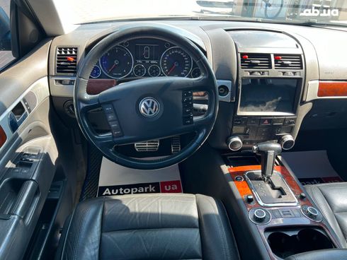 Volkswagen Touareg 2006 серый - фото 16