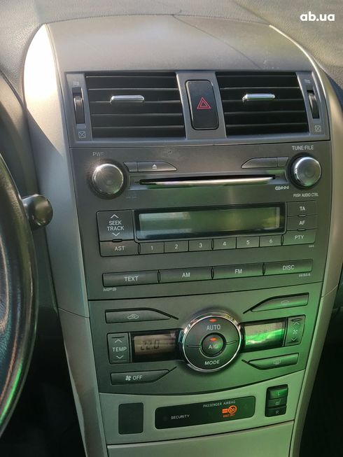 Toyota Corolla 2008 серебристый - фото 2