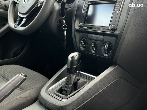 Volkswagen Jetta 2016 белый - фото 7