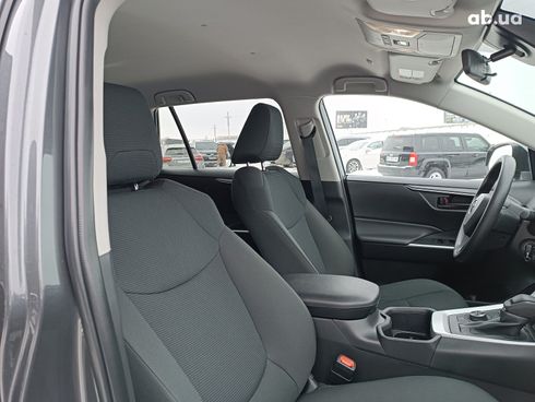 Toyota RAV4 2025 серый - фото 44