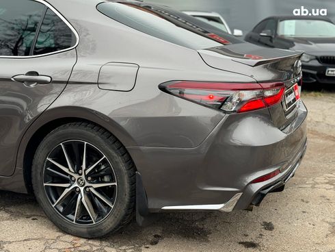 Toyota Camry 2022 серый - фото 9