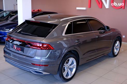 Audi Q8 2020 серый - фото 5