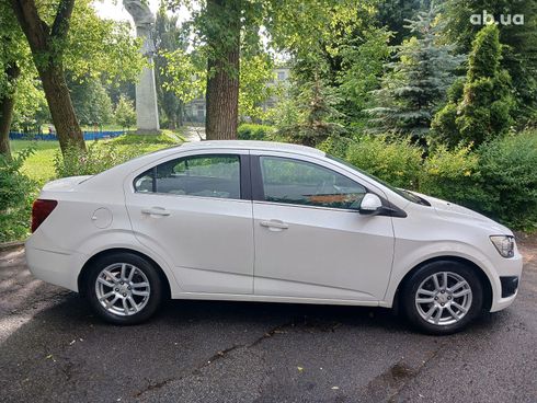 Chevrolet Aveo 2013 белый - фото 4