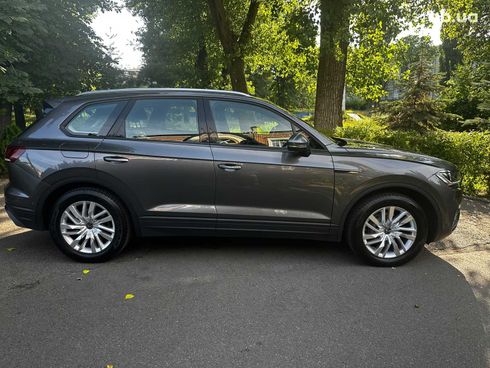 Volkswagen Touareg 2021 серый - фото 4