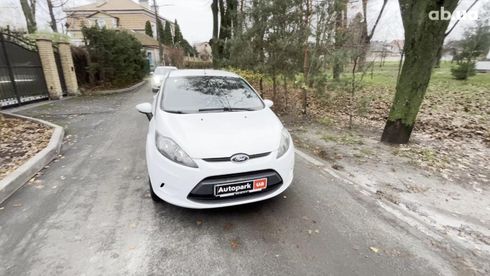 Ford Fiesta 2011 белый - фото 18