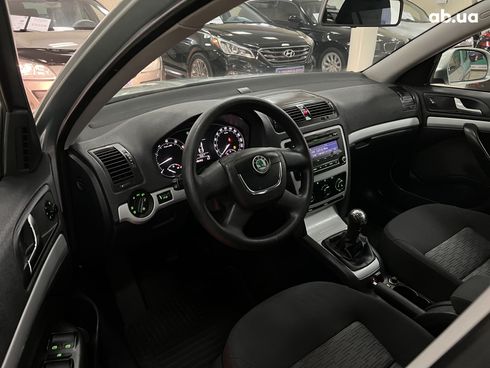 Skoda Octavia 2010 серебристый - фото 7