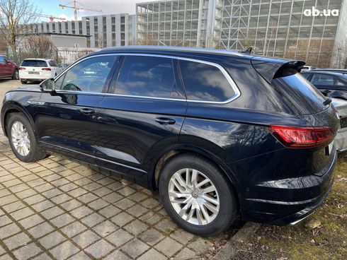 Volkswagen Touareg 2022 - фото 17