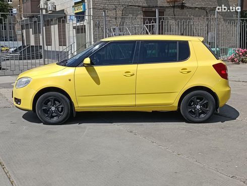 Skoda Fabia 2008 желтый - фото 8