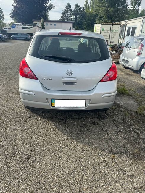 Nissan Tiida 2010 серебристый - фото 5