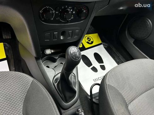 Renault Logan 2015 - фото 12