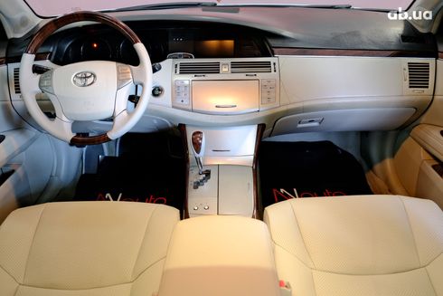 Toyota Avalon 2009 серебристый - фото 6