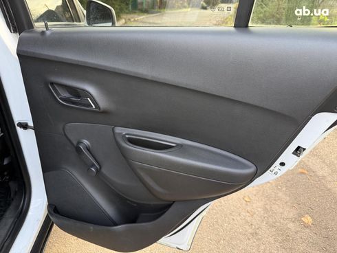 Chevrolet Tracker 2013 белый - фото 42