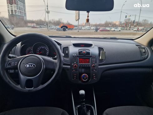 Kia Cerato 2011 белый - фото 10