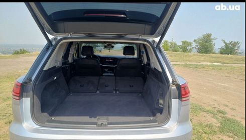 Volkswagen Touareg 2019 серый - фото 15