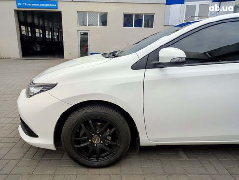 Toyota Auris 2016 белый - фото 7