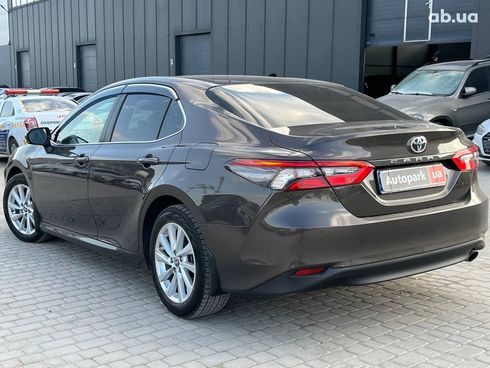 Toyota Camry 2023 коричневый - фото 42