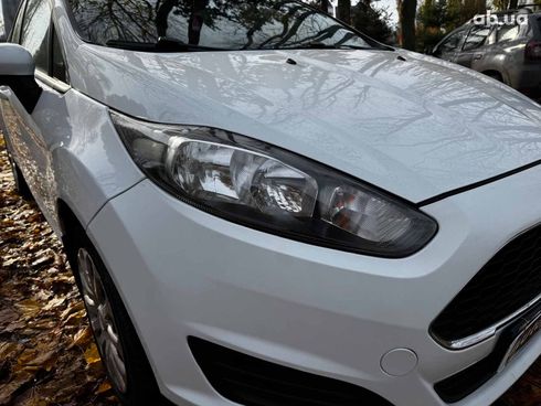 Ford Fiesta 2017 белый - фото 4