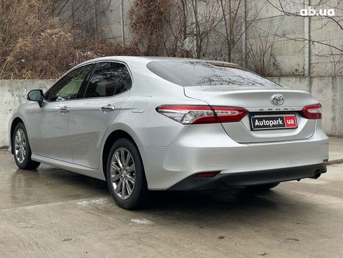 Toyota Camry 2018 серый - фото 11