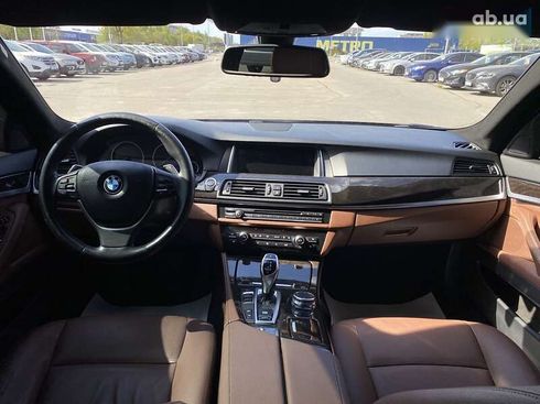 BMW 5 серия 2015 - фото 18