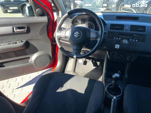 Suzuki Swift 2010 красный - фото 26