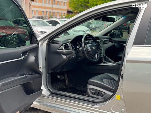 Toyota Camry 2018 серый - фото 20