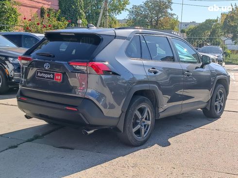 Toyota RAV4 2020 серый - фото 7