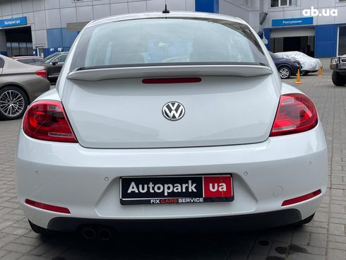 Volkswagen Beetle 2015 белый - фото 9