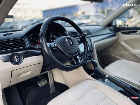 Volkswagen Passat 2017 белый - фото 11