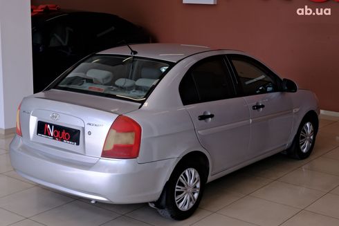 Hyundai Accent 2009 серебристый - фото 5