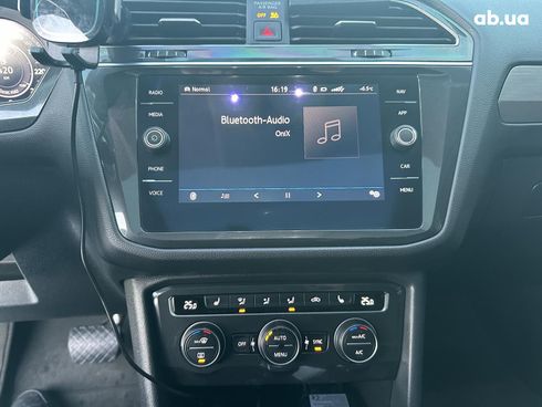 Volkswagen Tiguan 2018 белый - фото 19