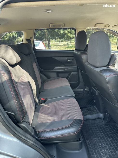 Mitsubishi Outlander 2014 серебристый - фото 6