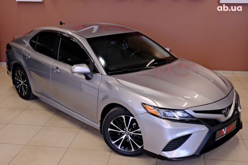 Toyota Camry 2019 серый - фото 4