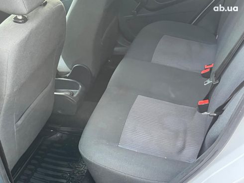 Ford Fiesta 2012 белый - фото 21