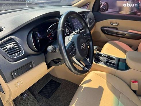 Kia Carnival 2019 - фото 10