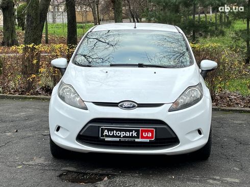 Ford Fiesta 2011 белый - фото 2