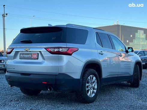 Chevrolet Traverse 2017 серый - фото 8