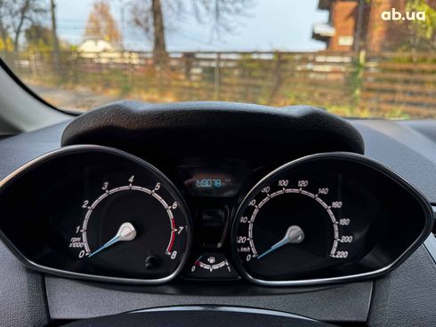 Ford Fiesta 2017 белый - фото 14