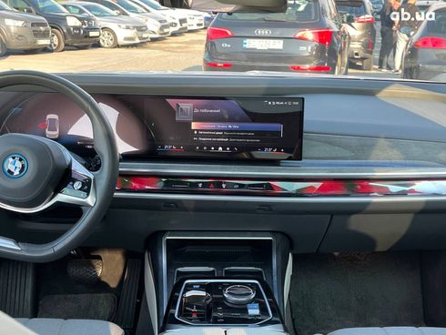BMW i7 2023 белый - фото 25
