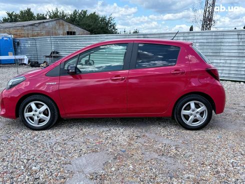 Toyota Yaris 2015 красный - фото 7
