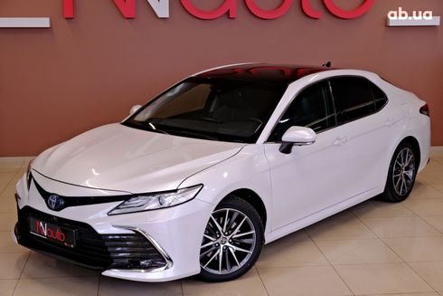 Toyota Camry 2021 белый - фото 2
