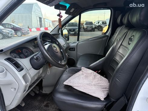 Opel Vivaro 2009 белый - фото 17