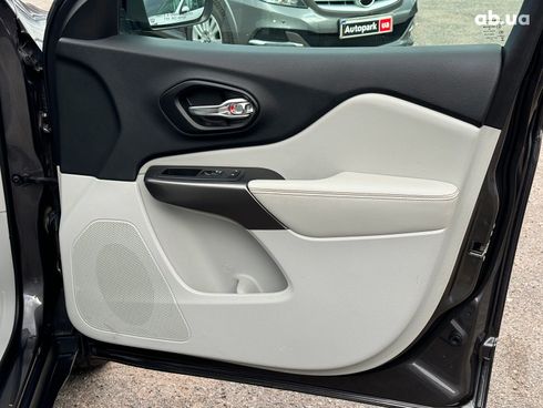 Jeep Cherokee 2018 серый - фото 26