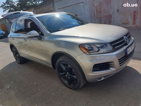 Volkswagen Touareg 2011 серебристый - фото 18
