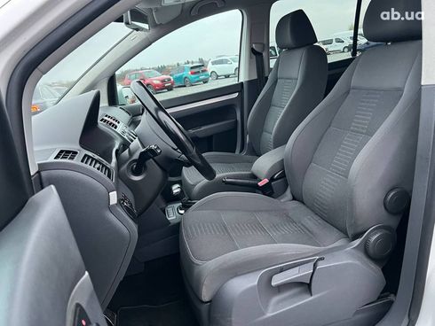 Volkswagen Touran 2009 белый - фото 18