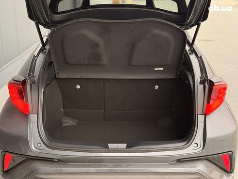 Toyota C-HR 2022 серый - фото 27